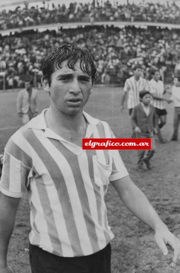 Néstor Rambert, el tío "Chachana", hermano del padre de Sebastián, con la camiseta del Racing Club. También jugó en Independiente y Chacarita Juniors.