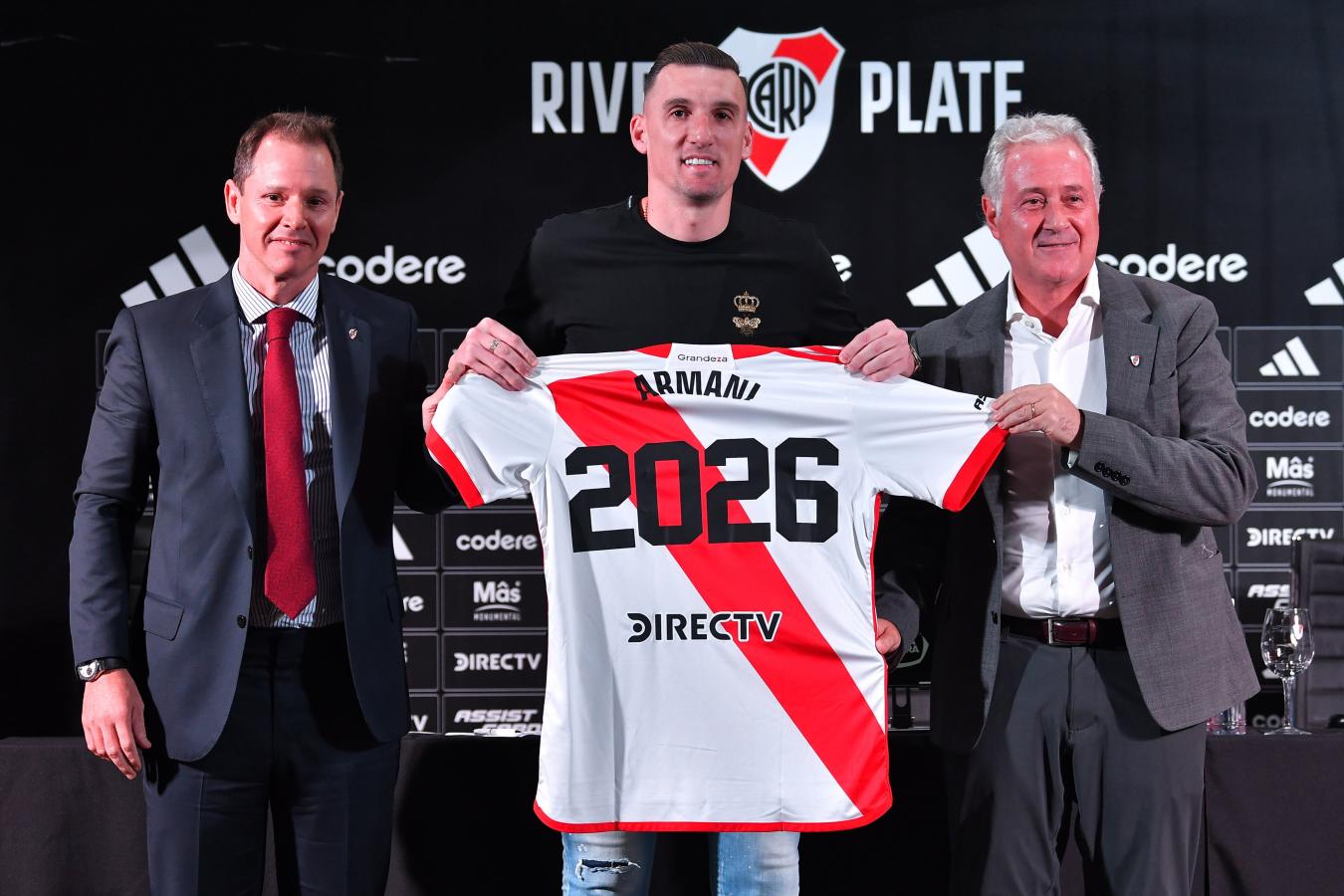 Camiseta de river de armani on sale