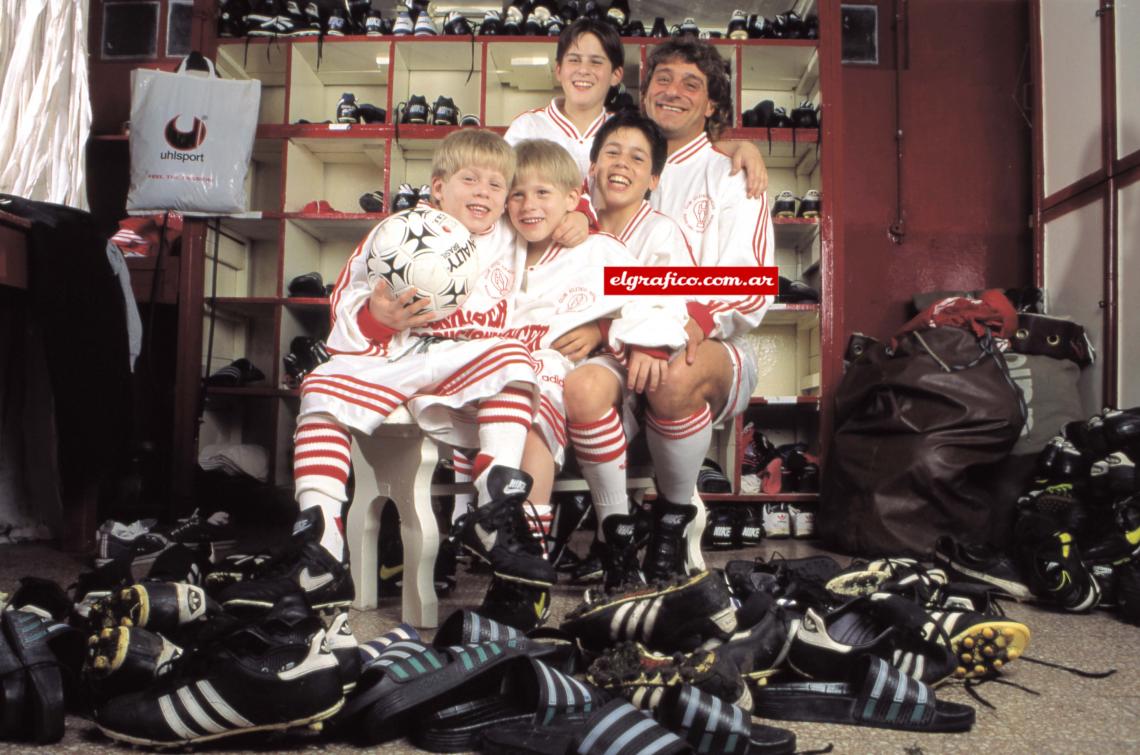 Con sus cuatro hijos del primer matrimonio, en la utilería de Huracán durante su segunda etapa en el club. Después, tuvo otro varón.