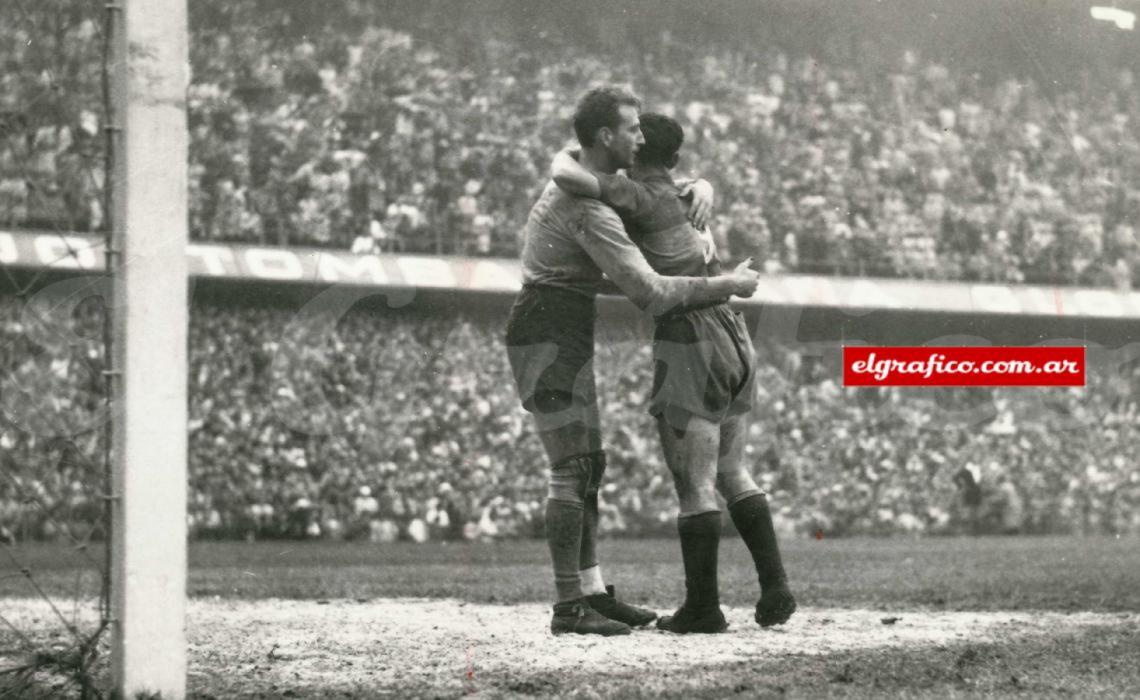 Imagen José “Pepino” Borello, el crack de Boca, se funde en un abrazo con el arquero de Ferro Roque Marrapodi, tras hacerle un gol en la Bombonera.