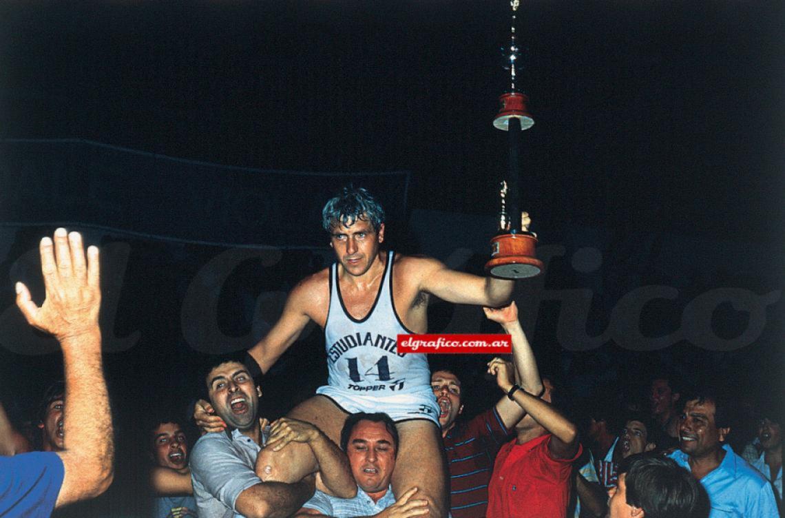 Imagen El Beto en Estudiantes. La última noche en una cancha. El 16 de enero de 1984 cerró un ciclo de 22 años como jugador de Primera División.
