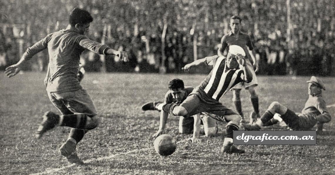 Imagen En uno de los muchos entreveros producidos ante el arco boquense, Mena y Bidoglio, caídos en el suelo, han perdido chance para contener una arremetida de Debatte, el peligroso winger rival, pero éste, con el goal seguro, pierde el equilibrio y Mutis consigue rechazar la pelota al out ball.