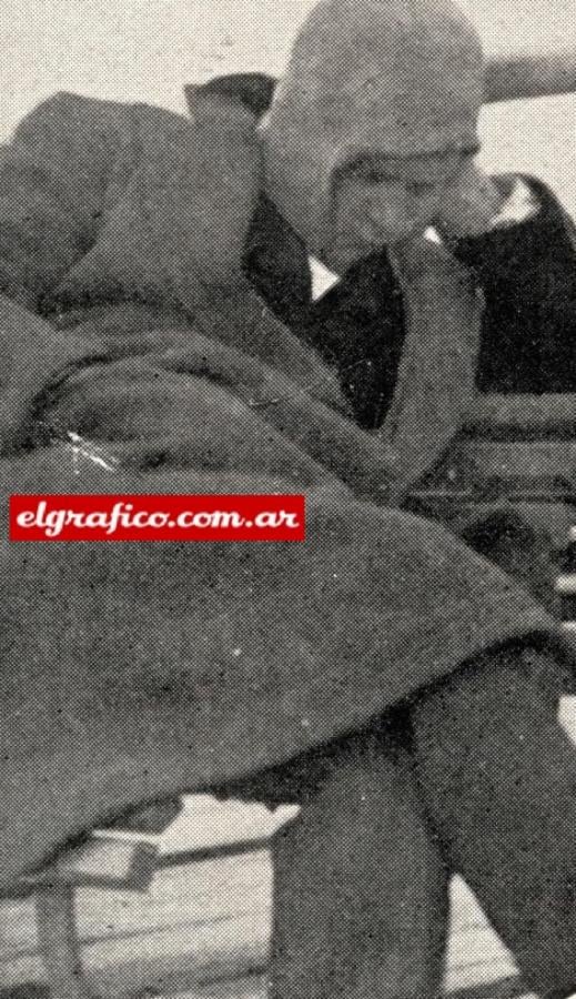 Imagen El hombre se habrá pasado toda la noche esperando que picara; pero, a mediodía, "picó" el sueño y decidió atender más a éste que a los vagabundos e inconsecuentes pejerreyes.