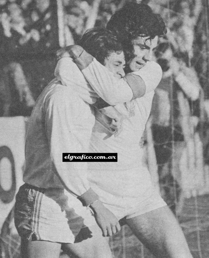 Imagen El final. El abrazo de Brindisi al pibe Houseman. El conmovido reconocimiento de la jerarquía de Miguel a ese "gran loco" que nunca aprenderá a jugar en serio... "Pero, ¿cómo te atrevés a hacer esas cosas...?" 