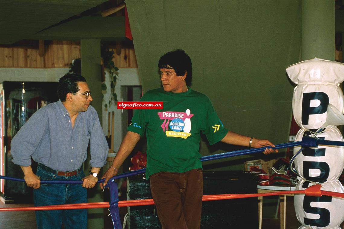 Imagen Con Carlos lrusta, enviado especial de EL GRÁFICO. Monzón no quiere notas, pero accedió por sus pupilos (Gracias...).