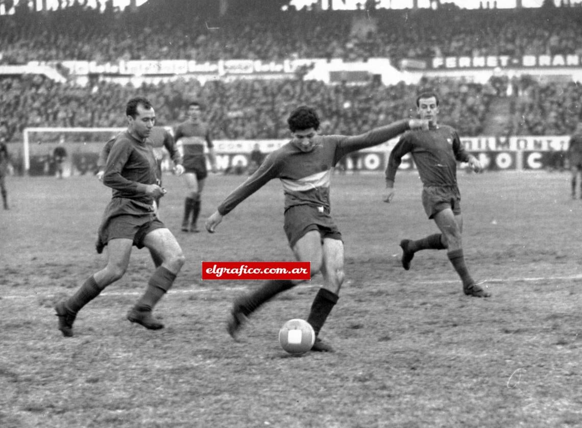 Benicio Ferreira despedir el remate cruzado que se convirtió en el segundo gol de Boca, desbordó bien por adentro a su marcador, Gracía, y apenas vio el claro, a derecha de Sadurni, bajó la cabeza y le dio con toda justeza. Pereda no llega a trabar su definición.