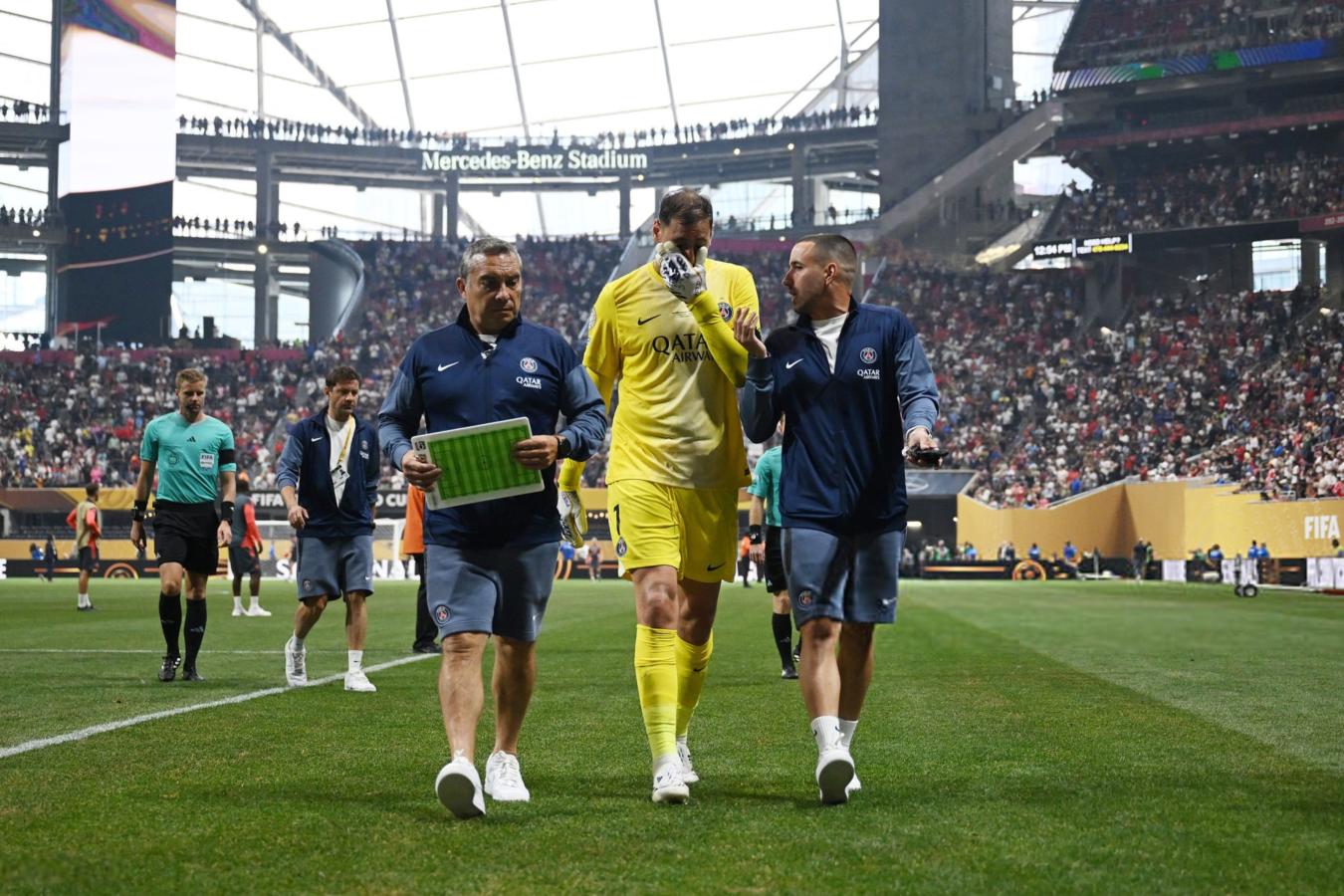 Imagen Donnarumma se retiró llorando la vestuario al término del primer tiempo.
