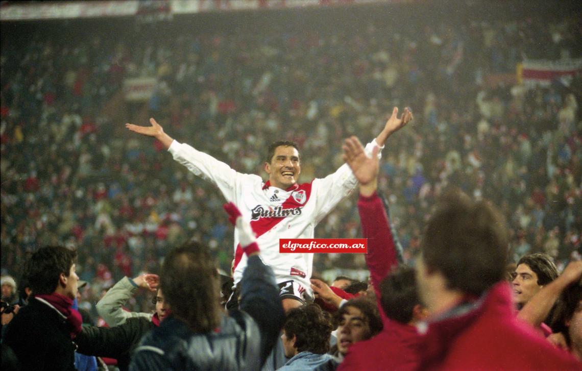 Imagen Última vuelta olímpica, en andas, Clausura 2000. Obtuvo 10 títulos en River, es el segundo más ganador detrás de Astrada.