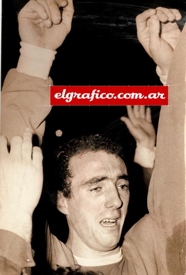 Pavoni, con los brazos en alto, como tantas veces vistiendo la camiseta de Independiente, donde se cansó de ganar títulos.