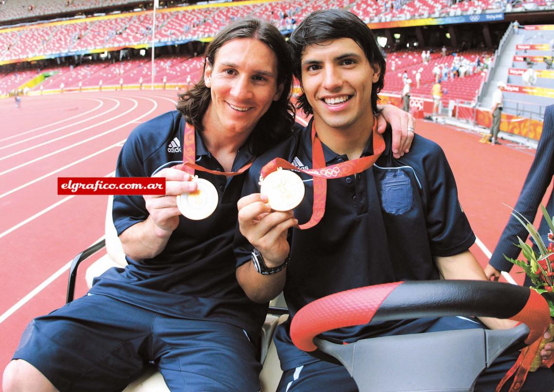 Imagen Con la medalla dorada conseguida en los Juegos Olímpicos de Beijing, junto a su amigo el Kun Agüero, con quien también logró el Mundial Juvenil en Holanda, y con quien compartirá plantel en Sudáfrica. 