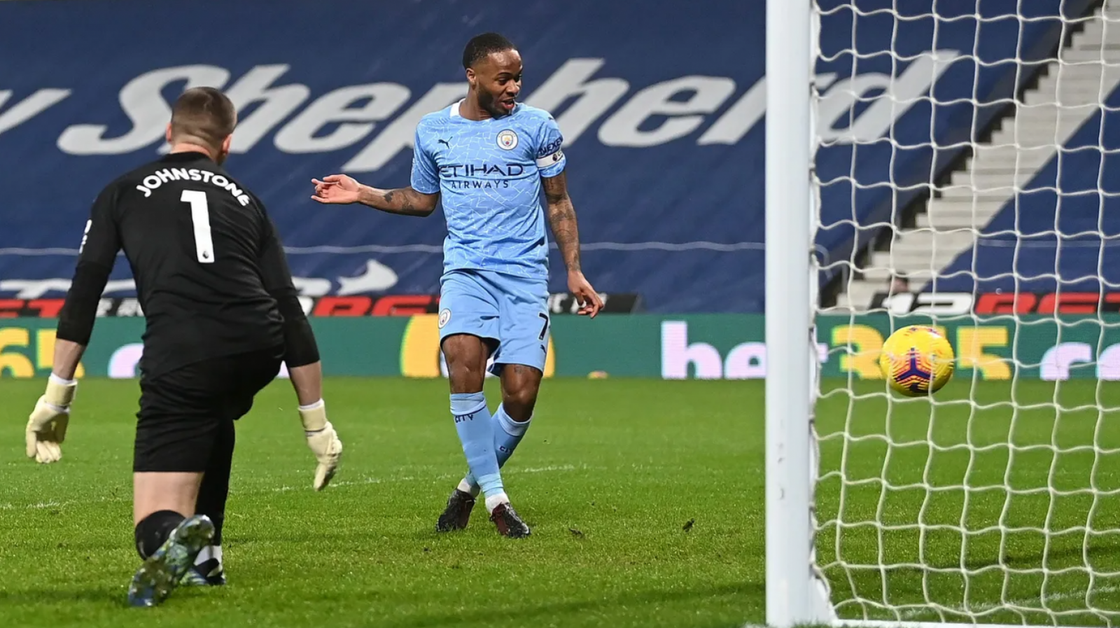 Sterling define con el arco a su merced tras la asistencia de Mahrez. Fue el quinto y último tanto del City, que viene con paso arrollador.
