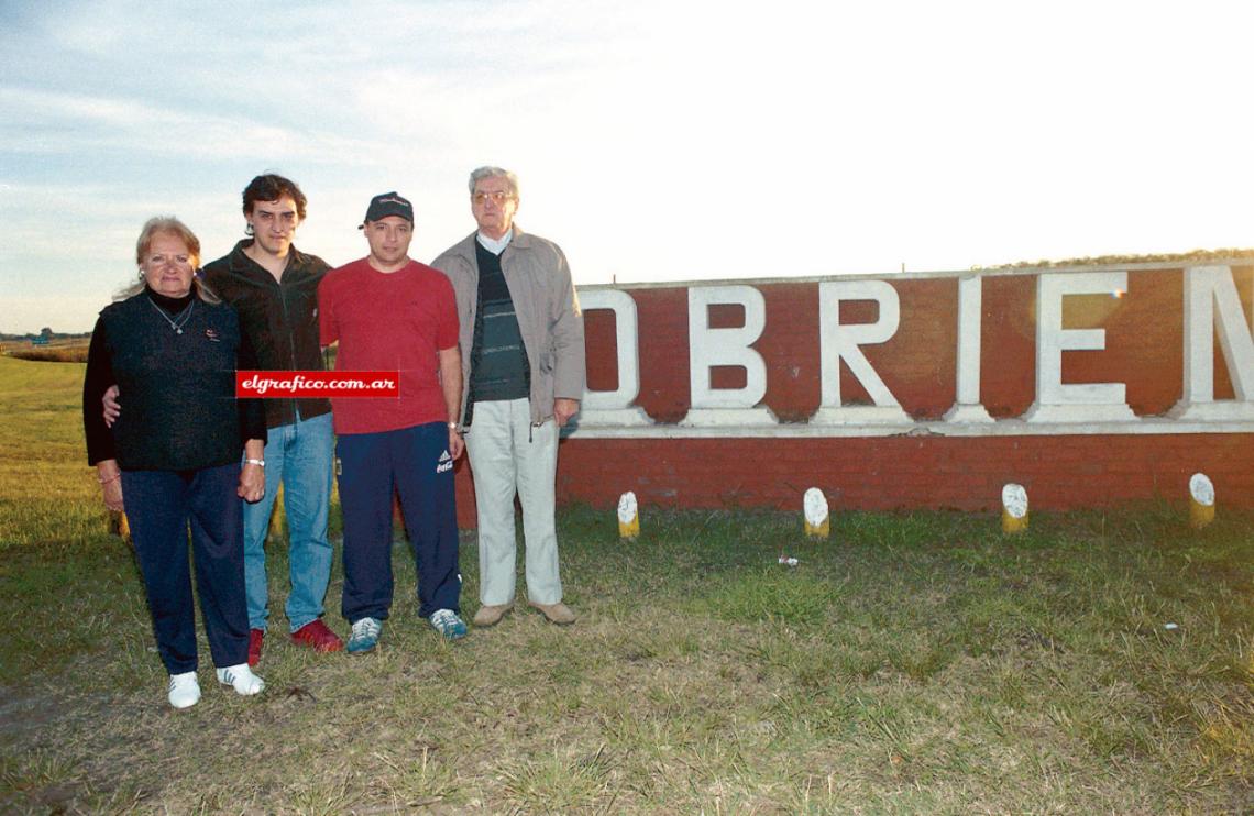 Imagen La familia de O‘Brien. La abuela Norma, el tío Elvio, papá Garito (con gorrito) y el abuelo Edgardo, en la entrada al pueblo.