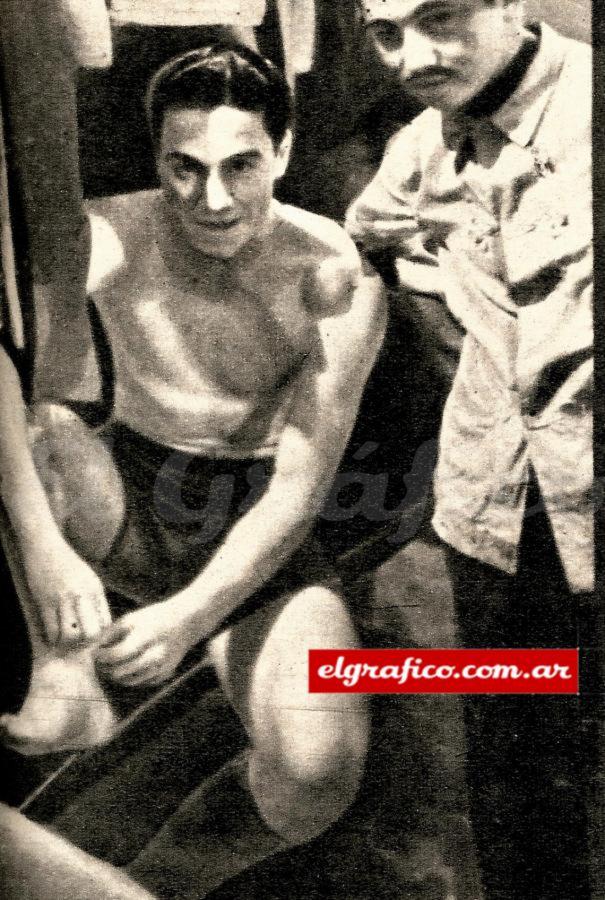 Imagen Primeros días de 1936, primeros días en la primera de River… esta foto fue en el vestuario de San Lorenzo durante el campeonato nocturno que ese año hizo suceso. A mi lado “Manzanita”, el ahora muy gordo masajista de River.