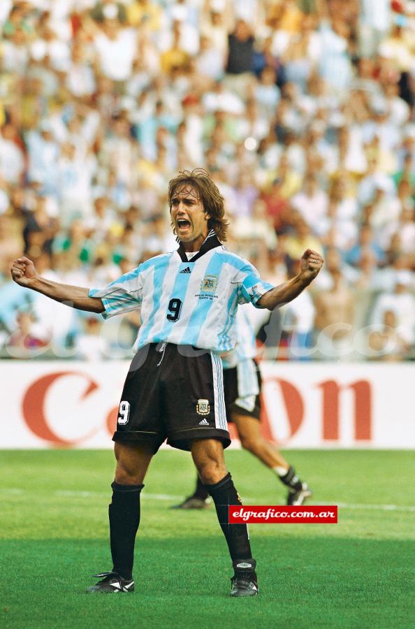 Imagen Festejando su conquista en el Mundial de Francia de 1998. Argentina quedaría eliminado en Cuartos de Final frente a Holanda.
