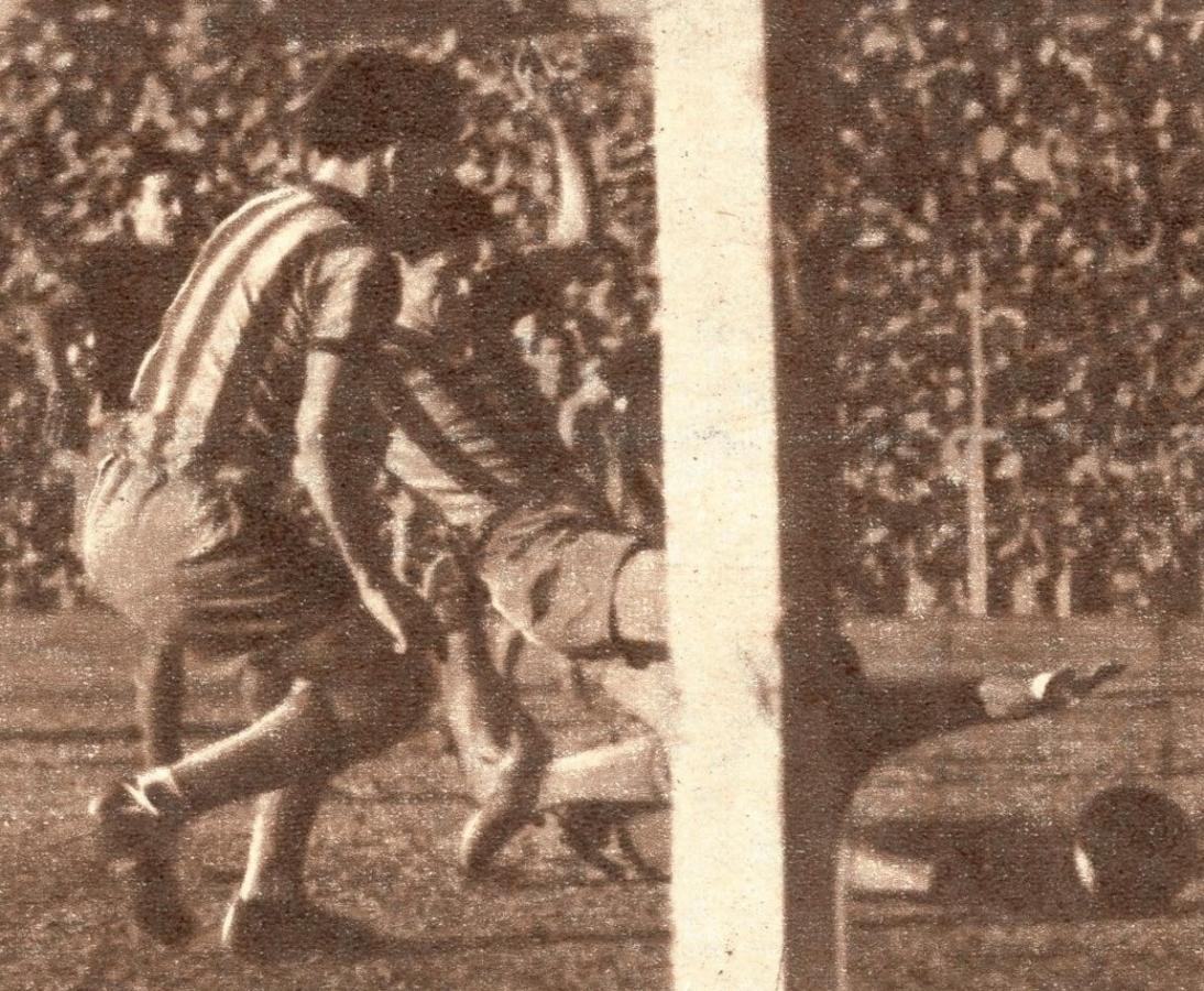 Imagen Ha tirado Luis Bravo sobre el arco de Newell's provocando la intervención de Mussimesi. Se ve a Mur en su arremetida y lo mismo hará Dezorzi, mientras que Pérez también trata de entrar en acción. El gol obtenido en esta jugada fue anulado por foul contra el arquero visitante.