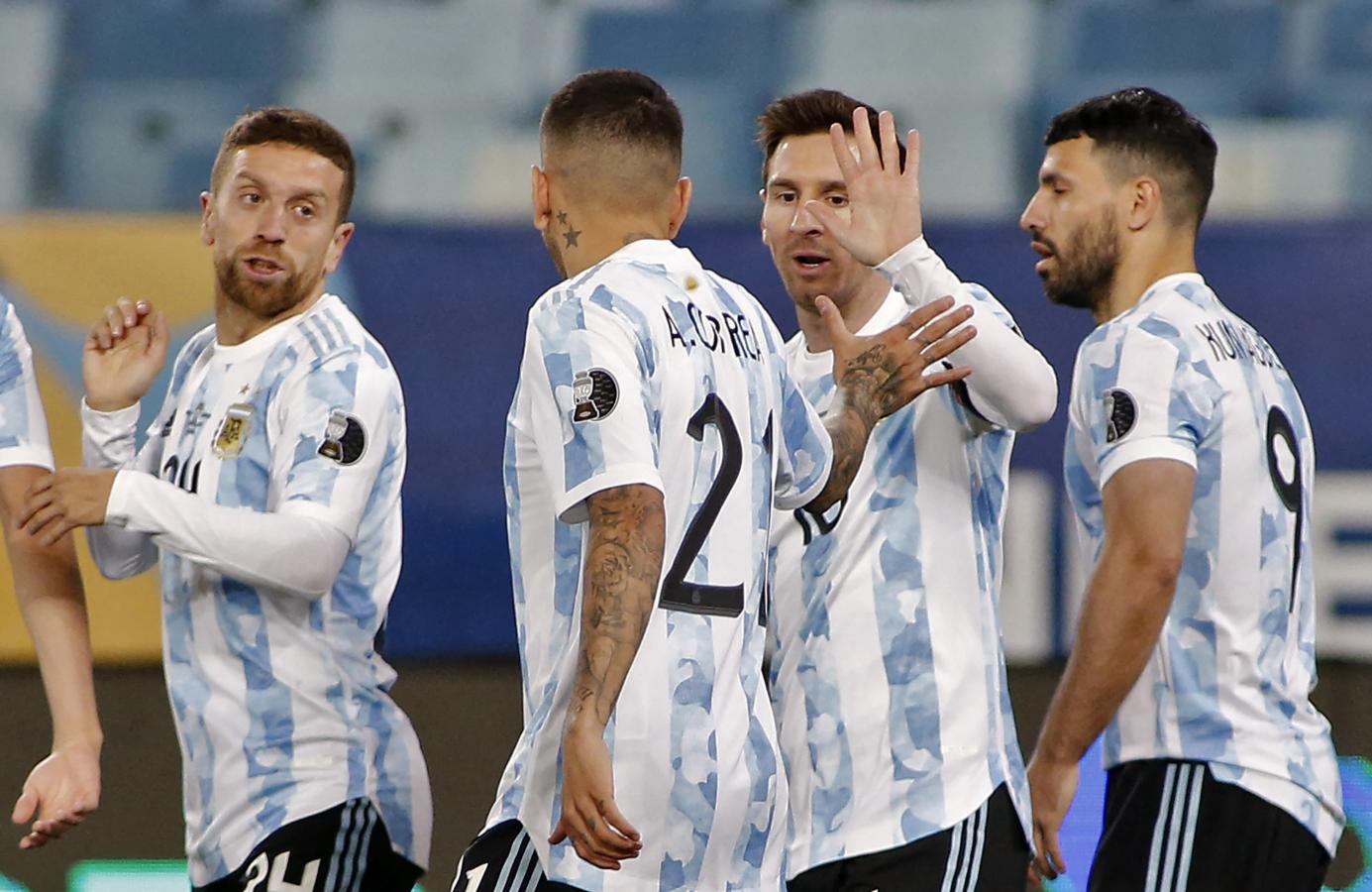 Imagen Ángel Correa y la venia de Messi en la Copa América 2021 (SILVIO AVILA / AFP)