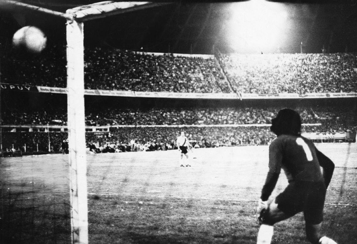 Imagen Final del Nacional 1976 frente a Boca. Poco después de las 22.30 del miércoles 22 de diciembre, Suñé se apresura a ejecutar un tiro libre, con el visto bueno del árbitro, mientras Fillol esta armando la barrera. Fue el gol que definió el campeonato.