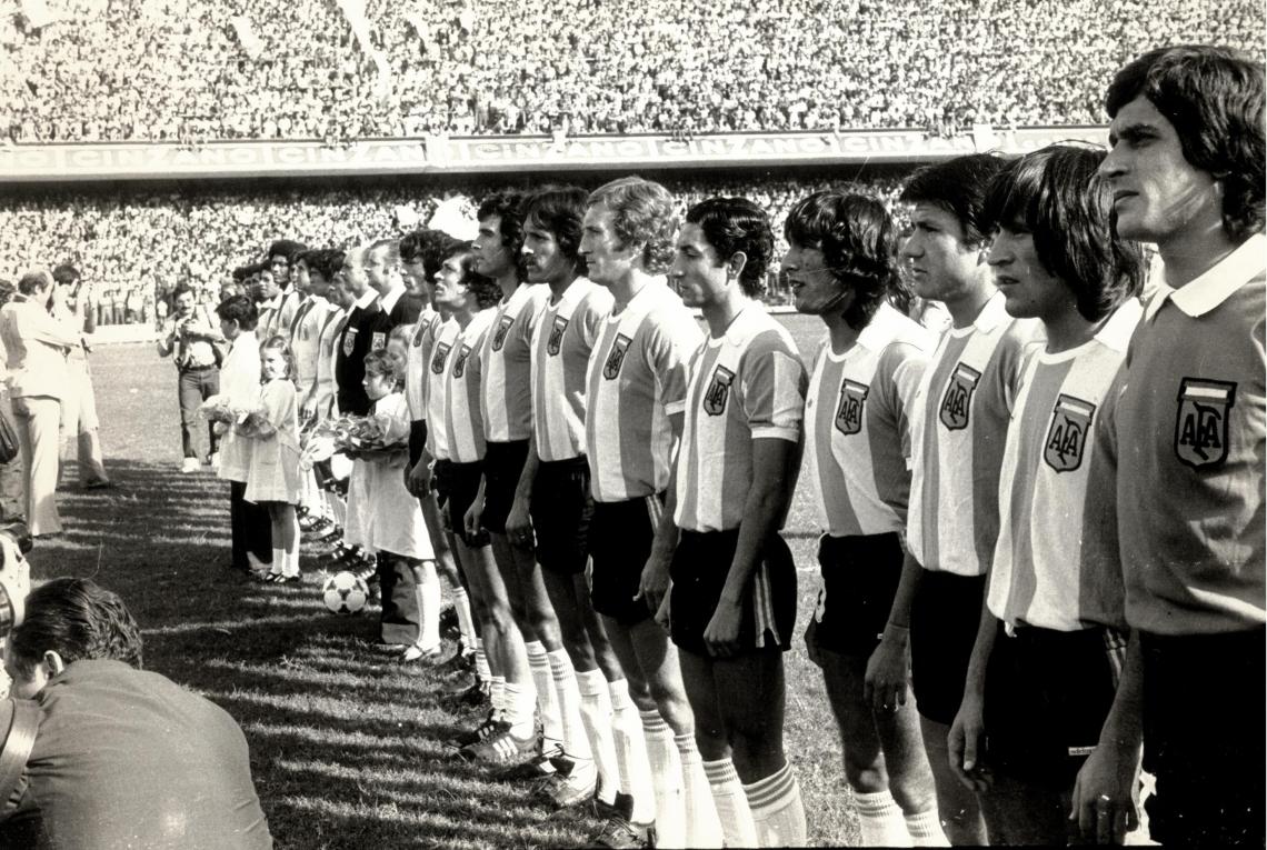 Imagen Suena el himno antes del amistoso Argentina Perú en Marzo de 1978. Meses después el seleccionado lograría su primera Copa del Mundo. 