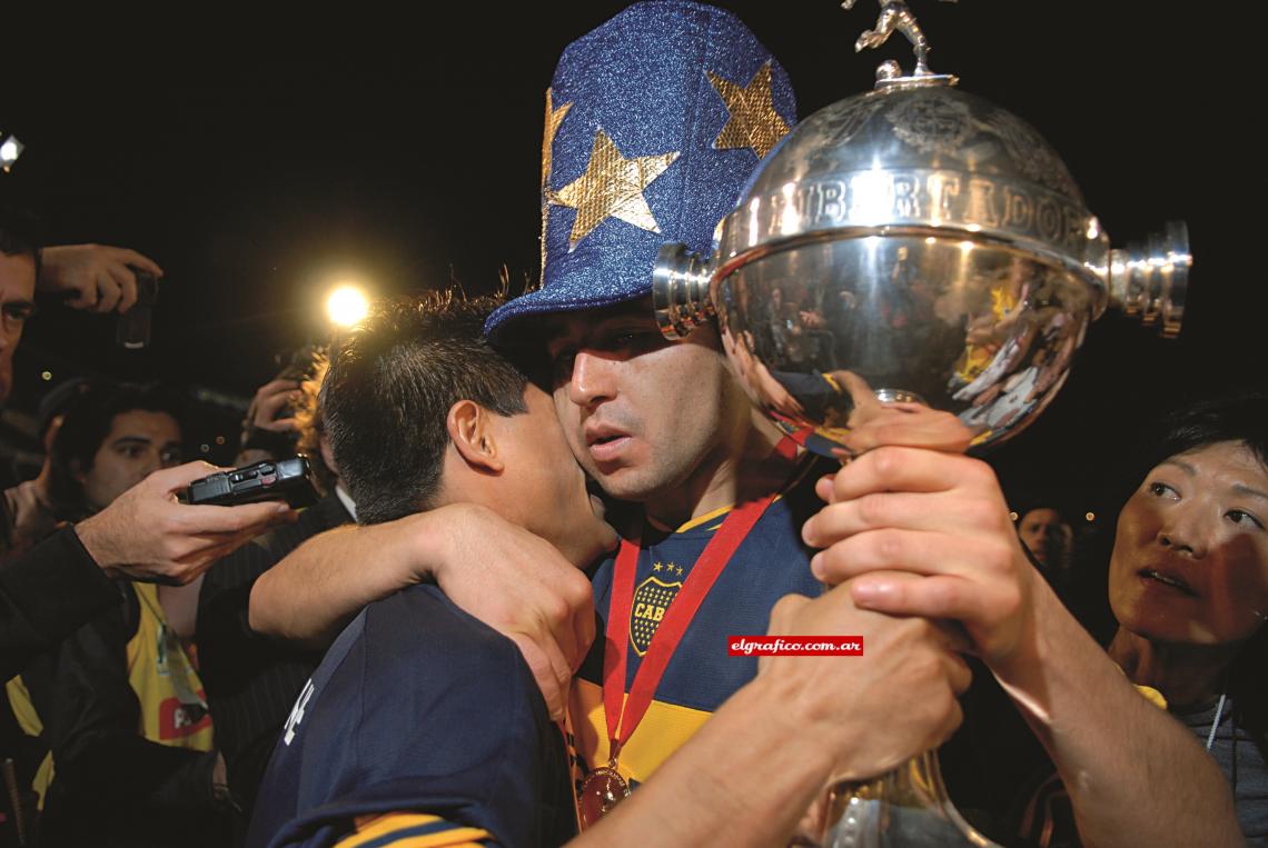 La emoción del Negro Ibarra y Juan Román Riquelme, abrazados a la Copa Libertadores.