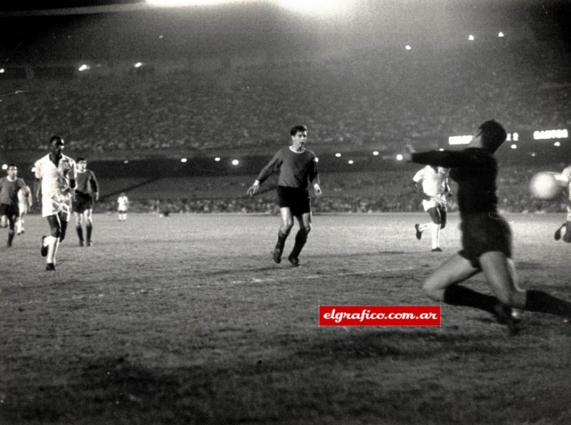 Imagen Bernao no jugó un gran partido en el Maracaná frente a Santos, pero su gol fue el 2 a 2 parcial que le dio la esperanza a los de Avellaneda.