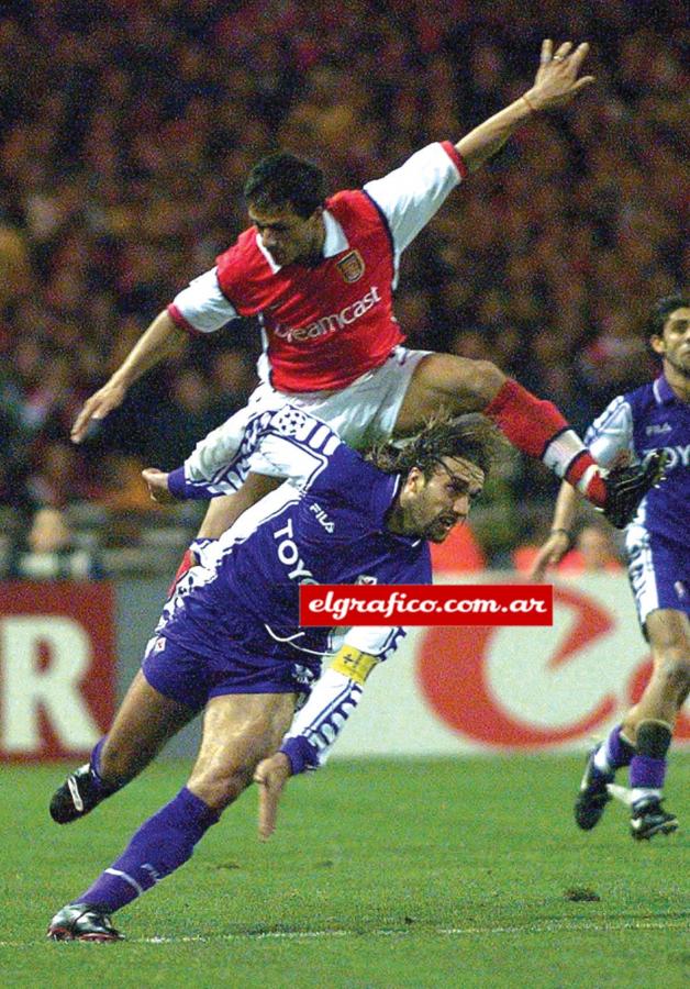 Imagen Ponía todo a la hora de marcar a sus rivales. Aquí, con Bati en un Arsenal-Fiorentina.