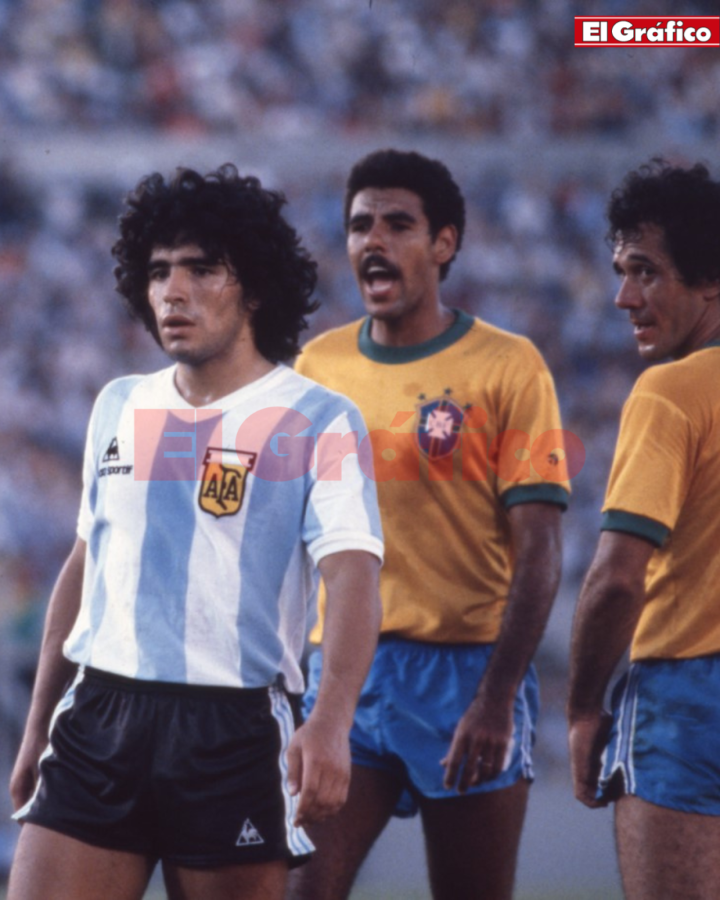 Imagen Diego Armando Maradona siendo marcado por la selección brasileña