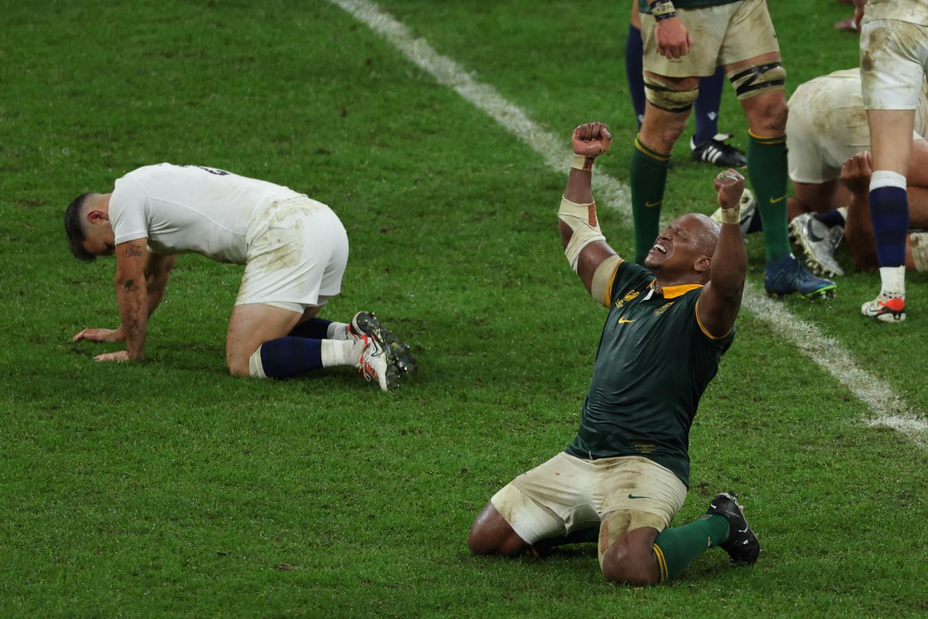 Imagen Bongi Mbonambi celebra el triunfo sudafricano ante Inglaterra. ¿Jugará la final? Foto: AFP