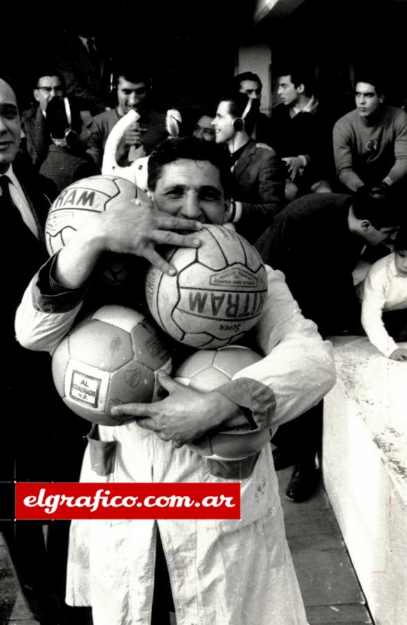 Imagen Se disputó un tiempo con cada balón, el primer tiempo con el español (más grande y liviano) y el complemento con el argentino.