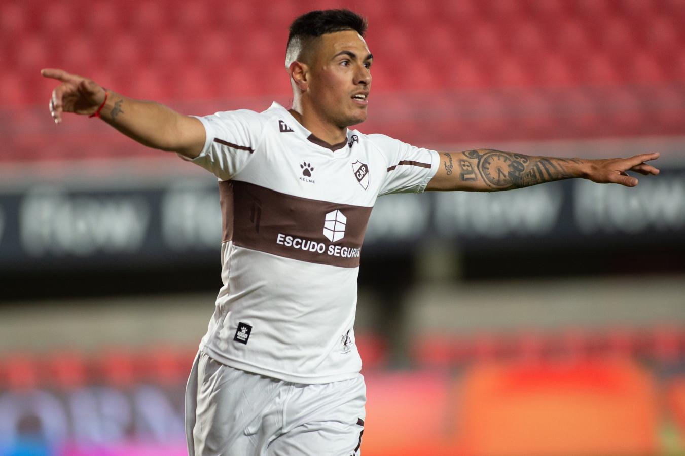 Imagen Matías Tissera festeja el tanto del empate después de una gran definición. Foto: @caplatense