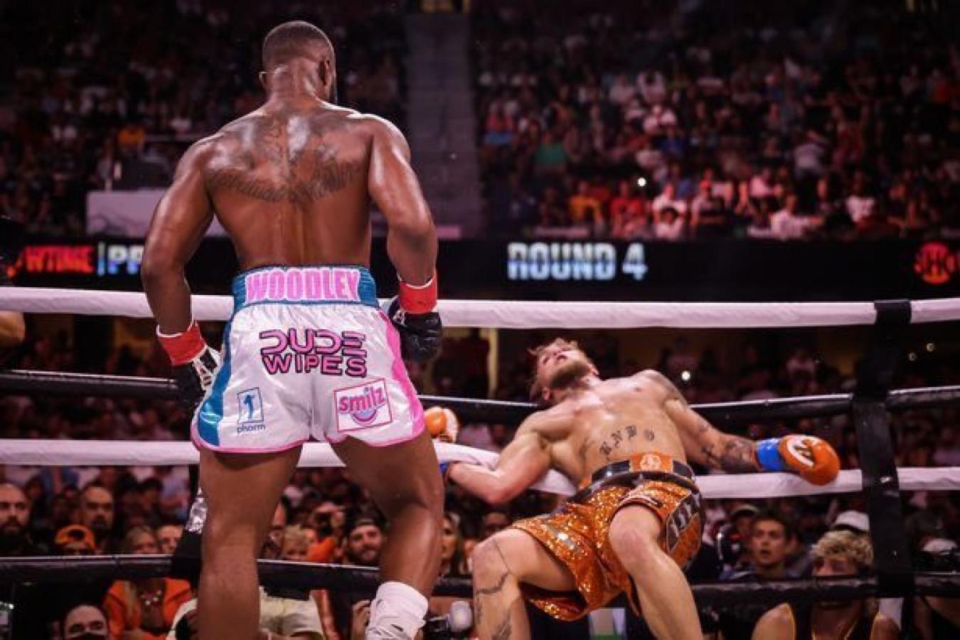 Imagen En el cuarto round, Jake Paul estuvo a punto de caerse del ring.