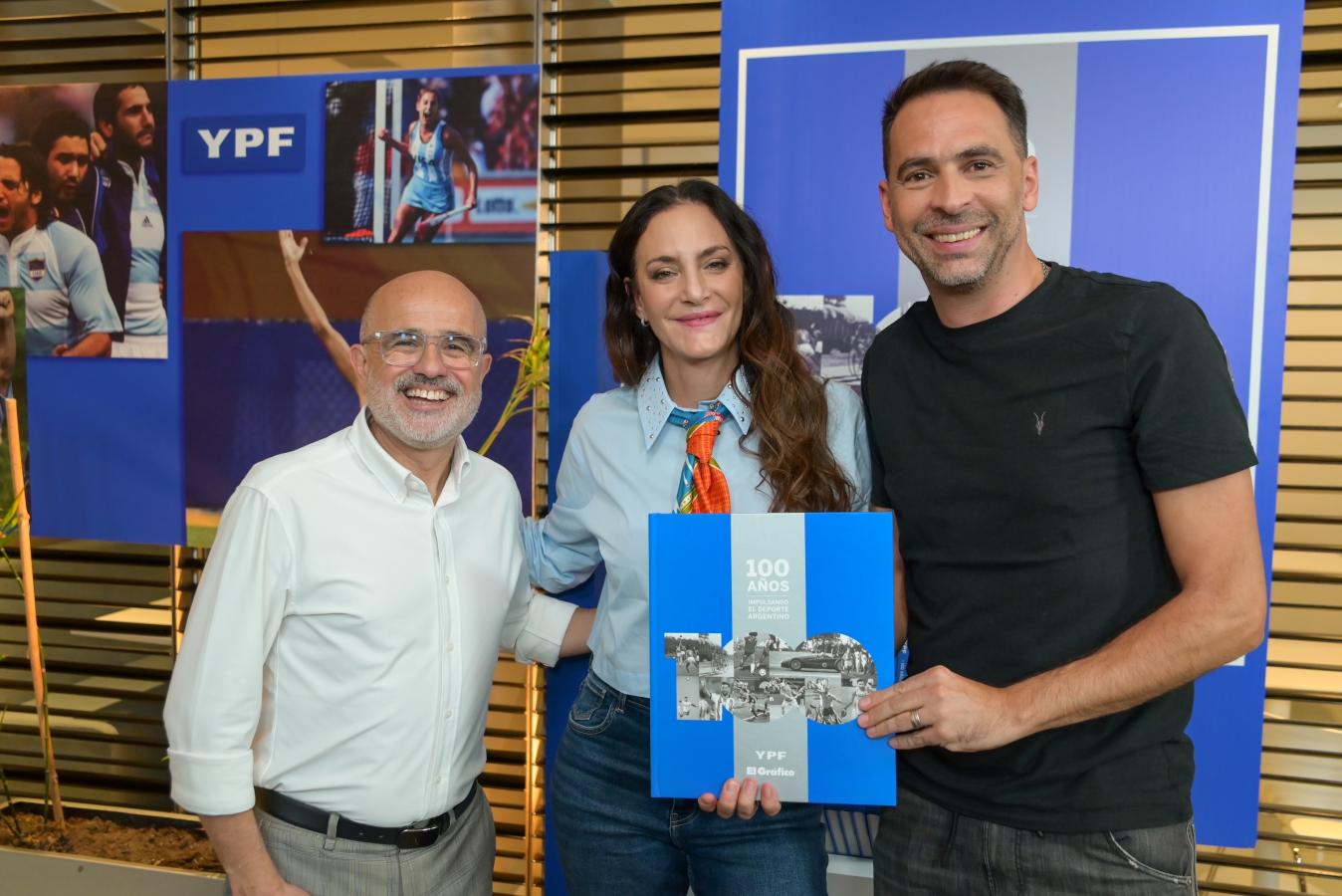Imagen Luciana Aymar, con Daniel Arcucci y Santiago Carreras, gerente de Asuntos Institucionales y Comunicación de YPF.