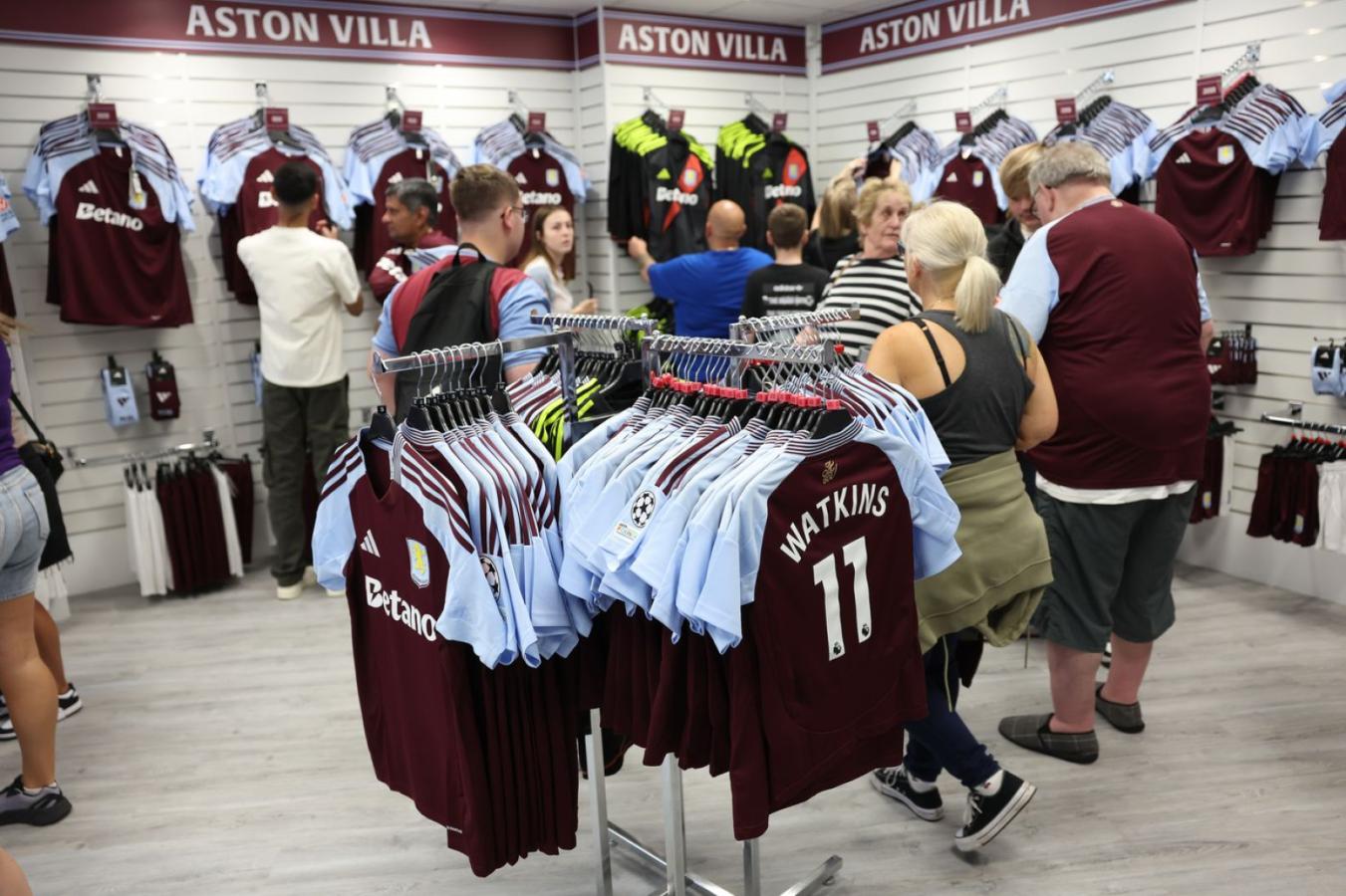 Imagen El Holte End Store estuvo colapsado por la enorme cantidad de hinchas que compraron la nueva camiseta del Villa.