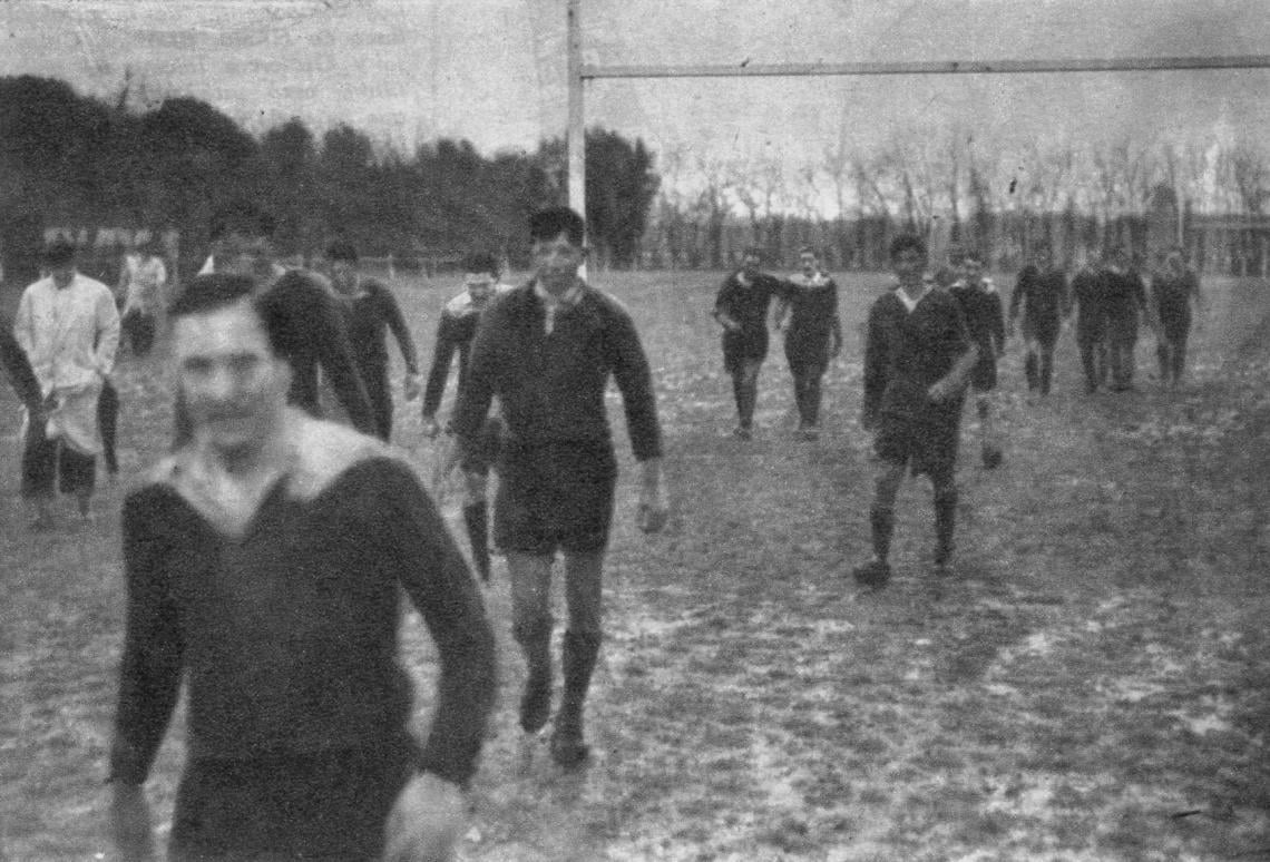 Si alguien dudara que había barro que observe esta foto sacada en el momento en que los equipos abandonan el campo al finalizar la lucha. En primer término va Schulte Kenny, atrás Picardo, Speciale, O'Connor y más al fondo los demás.