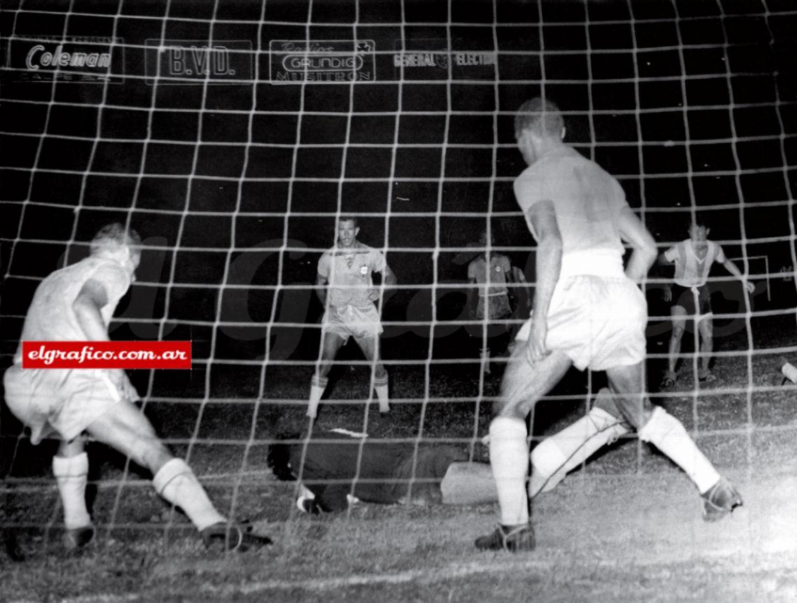 Imagen Sívori, en tercer plano, mira cómo Gilmar atrapa la pelota. Argentina le ganó 3-0 a Brasil con baile incluido. Al año siguiente, los brasileños ganaban la Copa del Mundo en Suecia.