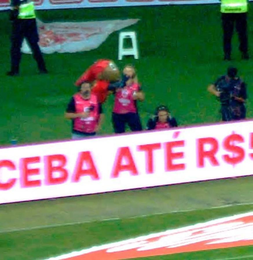 Imagen El preciso momento en el que Saci acosa a la periodista.