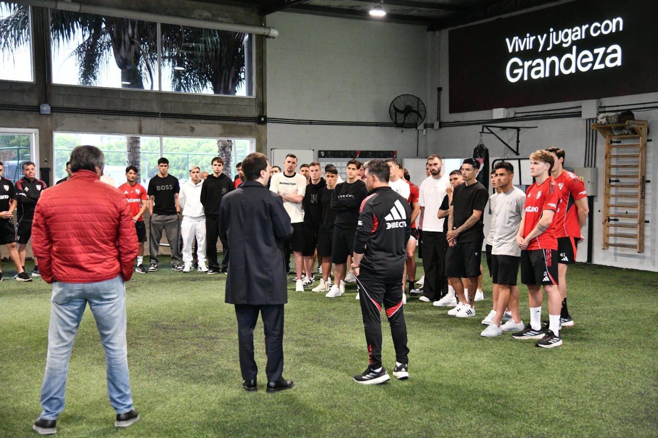 Imagen La charla de Di Carlo con el plantel en la previa del Superclásico.