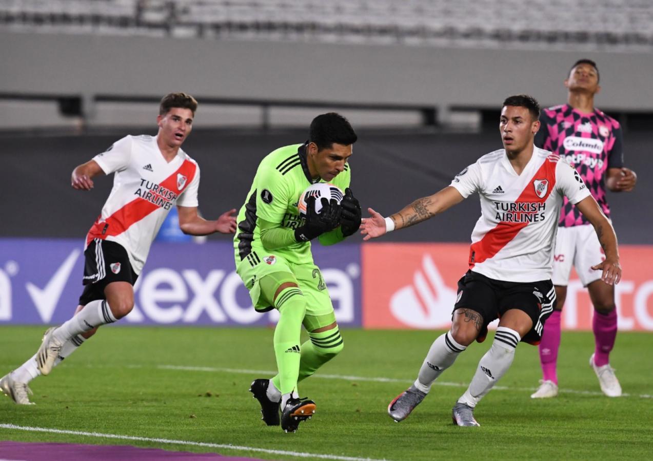 Imagen Enzo Pérez se queda con un balón