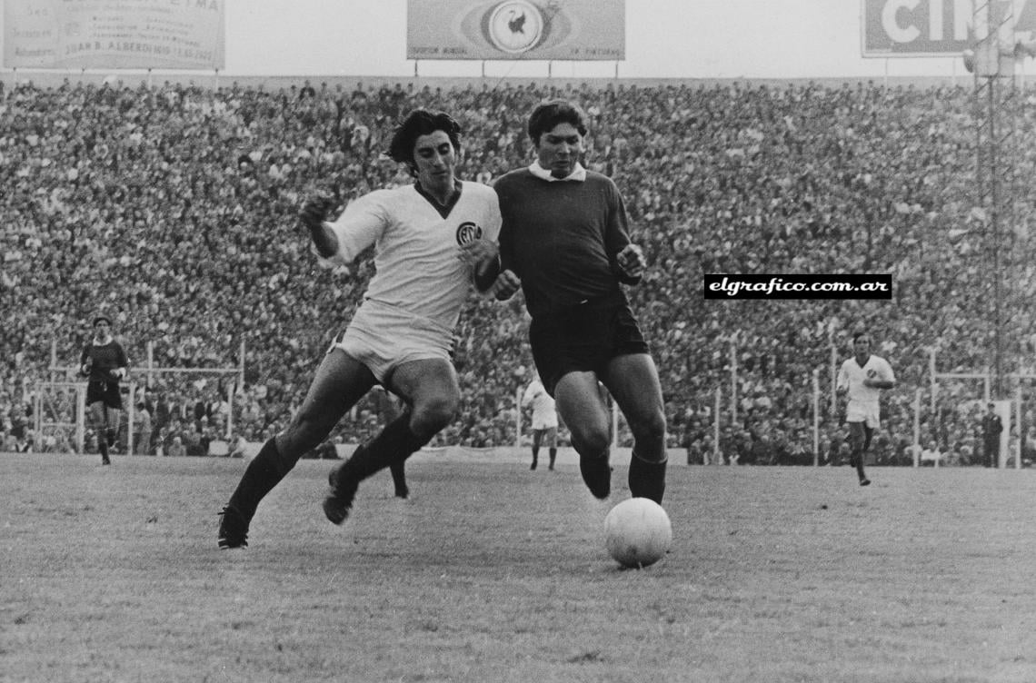 En el Ciclón jugó hasta 1973, cuando fue transferido al Atlético Madrid.