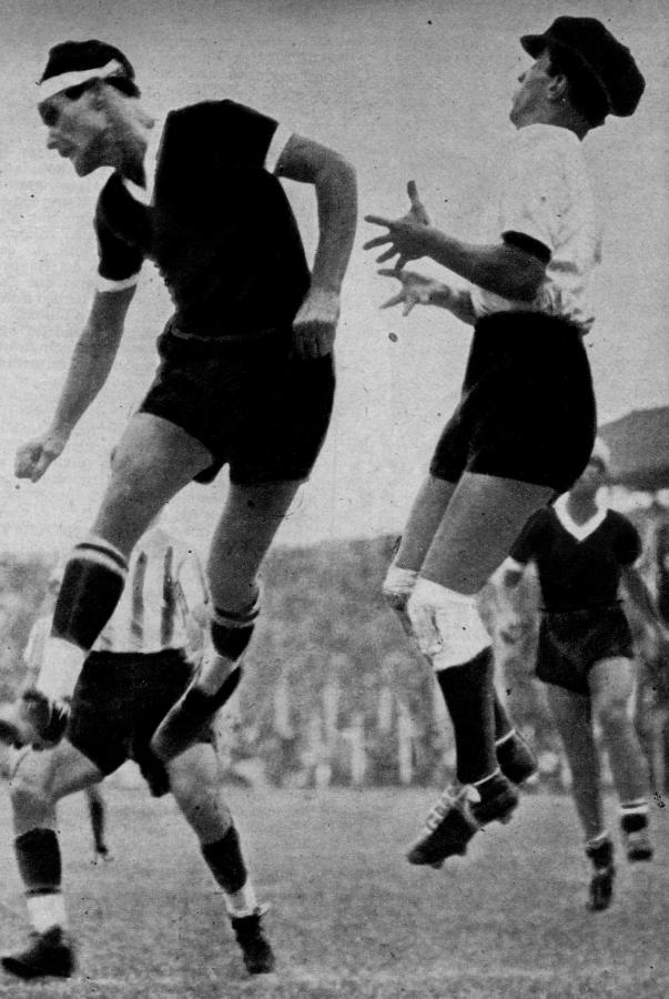 Sabino Coletta luego de un enérgico rechazo de cabeza. Cuando actuaba por Lanús fue declarado como indeseable para el fútbol, pero luego pasó a Independiente y la cosa cambió. Entonces nos decía el propio jugador que "el indeseable era Lanús". Y eso por ser club "chico".
