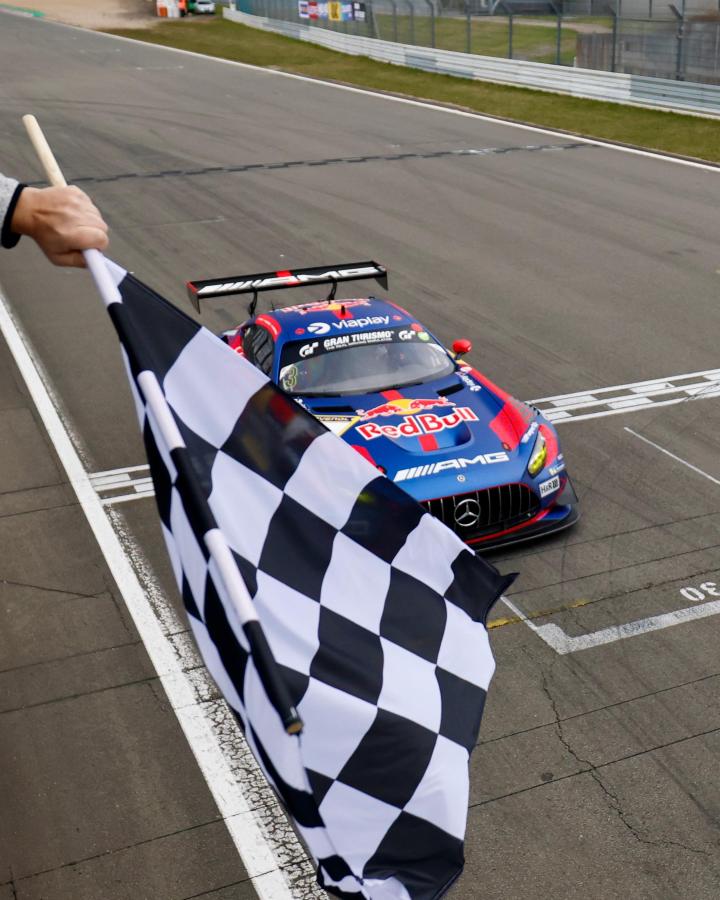 Imagen Bandera a cuadros para Max en Nürburgring.