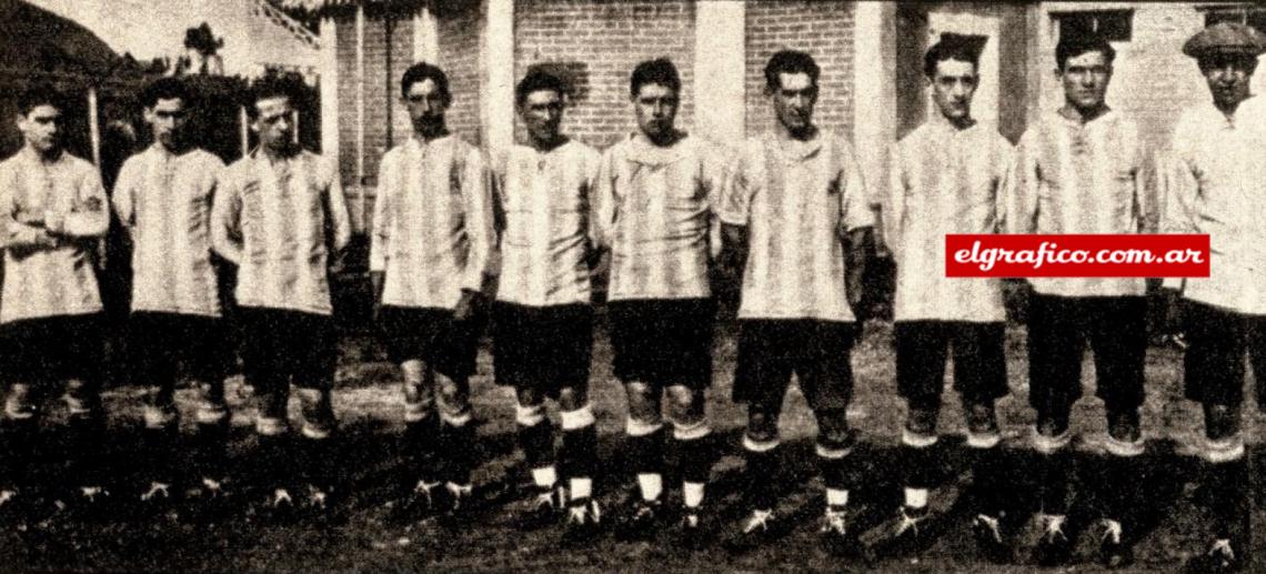 Imagen La Academia del fútbol criollo nació el 25 de marzo de, 1903. Este fue el cuadro campeón de Racing en 1915. De izquierda a derecha, Alberto Marcovecchio, R. Pepe, Zoilo Canaveri, Juan N. Perinetti, J. Hospital, Saturnino Ochoa, A. Reyes, Alberto Ohaco, S. Betular, Francisco Olazar y el gardávaila S. Arduino. 