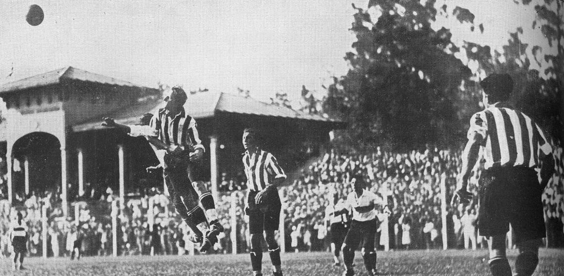 Imagen Lombardi y Riolfo se disputan la pelota en un salto espectacular, mientras Uslenghi, Giudice y Rodríguez siguen con atención la jugada. El match se disputé en la cancha de Estudiantes de La Plata. 