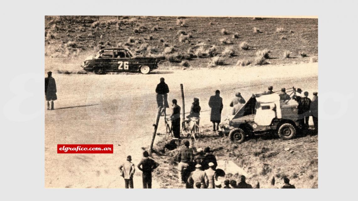 Imagen Oscar Marcolonio tomando la curva de Juárez con su Borgward. A último momento se admitió en Tres Arroyos la participación de los autos Standard, pero por falta de tiempo y por otras causas muy Pocos coches de serie concurrieron.