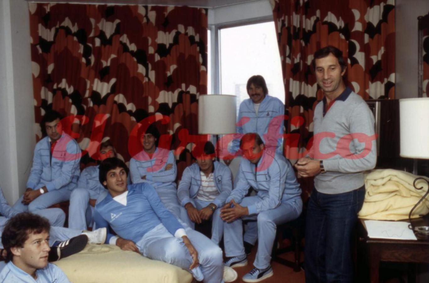 Bilardo habla, sus dirigidos lo escuchan