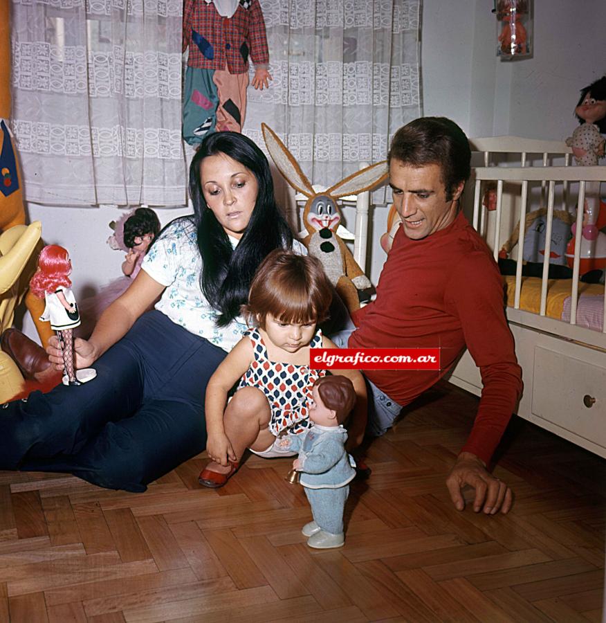 Imagen Pastoriza en Familia, jugando con su pequeña hija en su habitación repleta de juguetes.