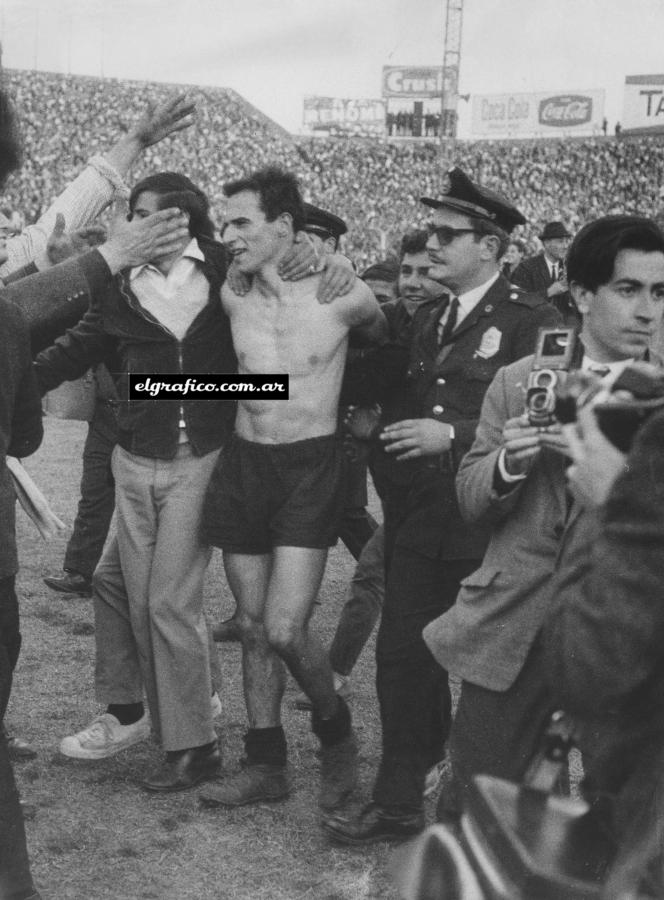 Agosto de 1967. Juan Echecopar Festeja con Estudiantes. En el club fue multicampeón y figura de un equipo que marcó la historia grande del Fútbol Argentino.