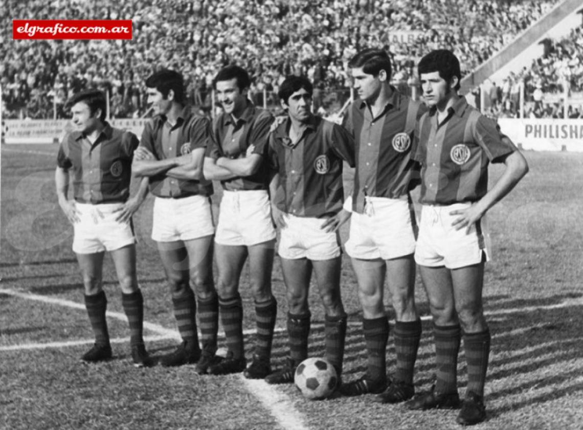 Imagen Seis piezas claves del histórico San Lorenzo de 1968, el primer campeón invicto del fútbol argentino. Desde la izquierda: Rendo, Tojo, Veglio, Pedro González, Fischer y Cocco.