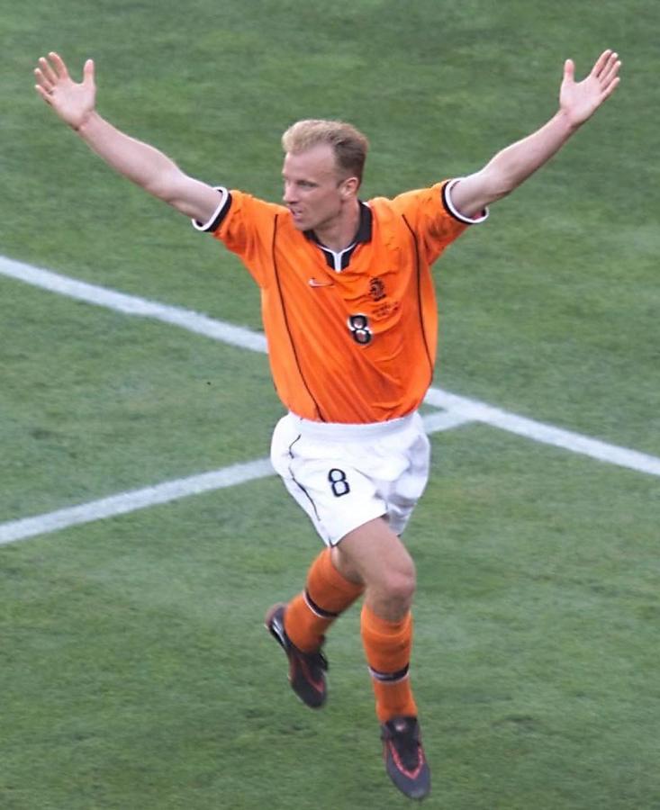 Imagen Bergkamp, el autor del gol de la clasificación de Holanda (RABIH MOGHRABI / AFP)