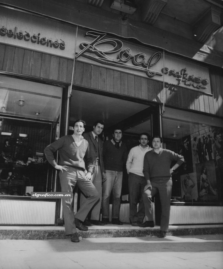 Imagen Los amigos de siempre... La barra que se mantiene unida desde los años jóvenes de Independiente... Roberto García, Fernando López, Oscar Fasano, Alberto Baglioni. "De esa época, de cuando ganamos los tres títulos consecutivos con Independiente, guardo los mejores recuerdos… No teníamos equipo, pero ganábamos igual..."