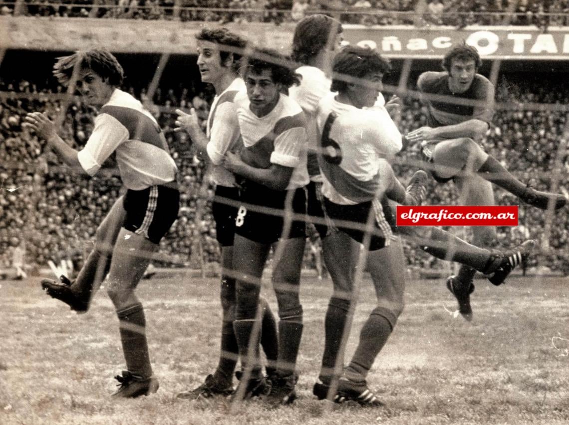 La foto corresponde a un Superclásico, fue tomada por Rodolfo Solari.